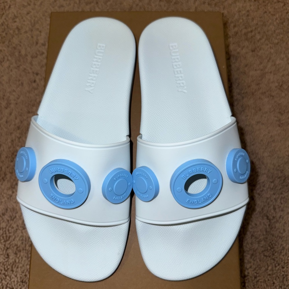 Burberry Women Slides
Size 41 (US 9.5) 
Authentic with Receipt✅
WORN ONLY ONCE
